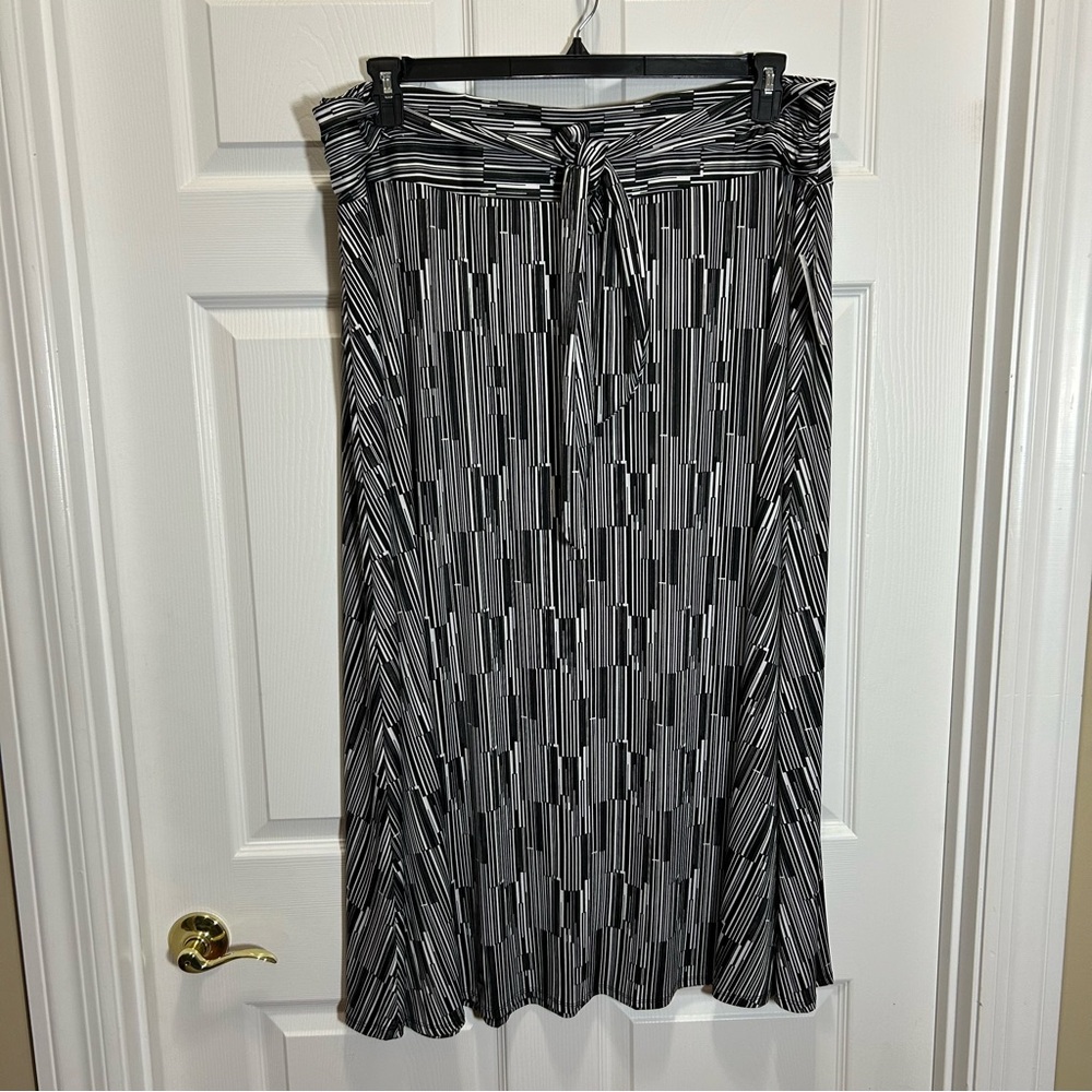 NY Collection NWT Black and White A-Line Tie Front Midi Skirt
